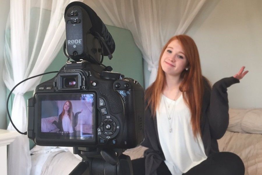 Sophomore Megan Umansky films a Youtube video for her channel, @the17pink. Umansky has earned over 38,900 subscribers since she first joined Youtube in 2011.