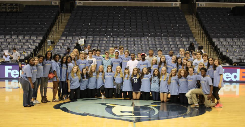 The+senior+class+poses+for+a+picture+in+their+class+shirts.+Nearly+the+entire+senior+class+attended+a+Grizzlies+game+on+Nov.+2.