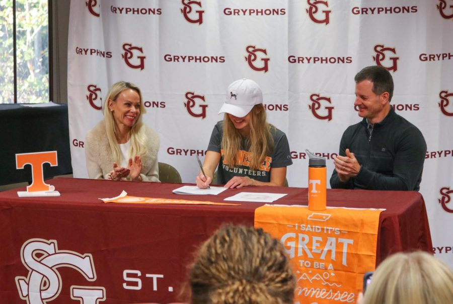 Senior+Lauren+Rutlin+signs+her+letter+of+intent+to+run+cross+country+at+the+University+of+Tennessee.