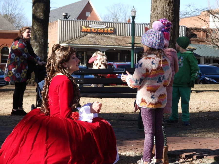 Angelina David ‘23 greets children as Belle at
the 45th annual Collierville Christmas Parade.